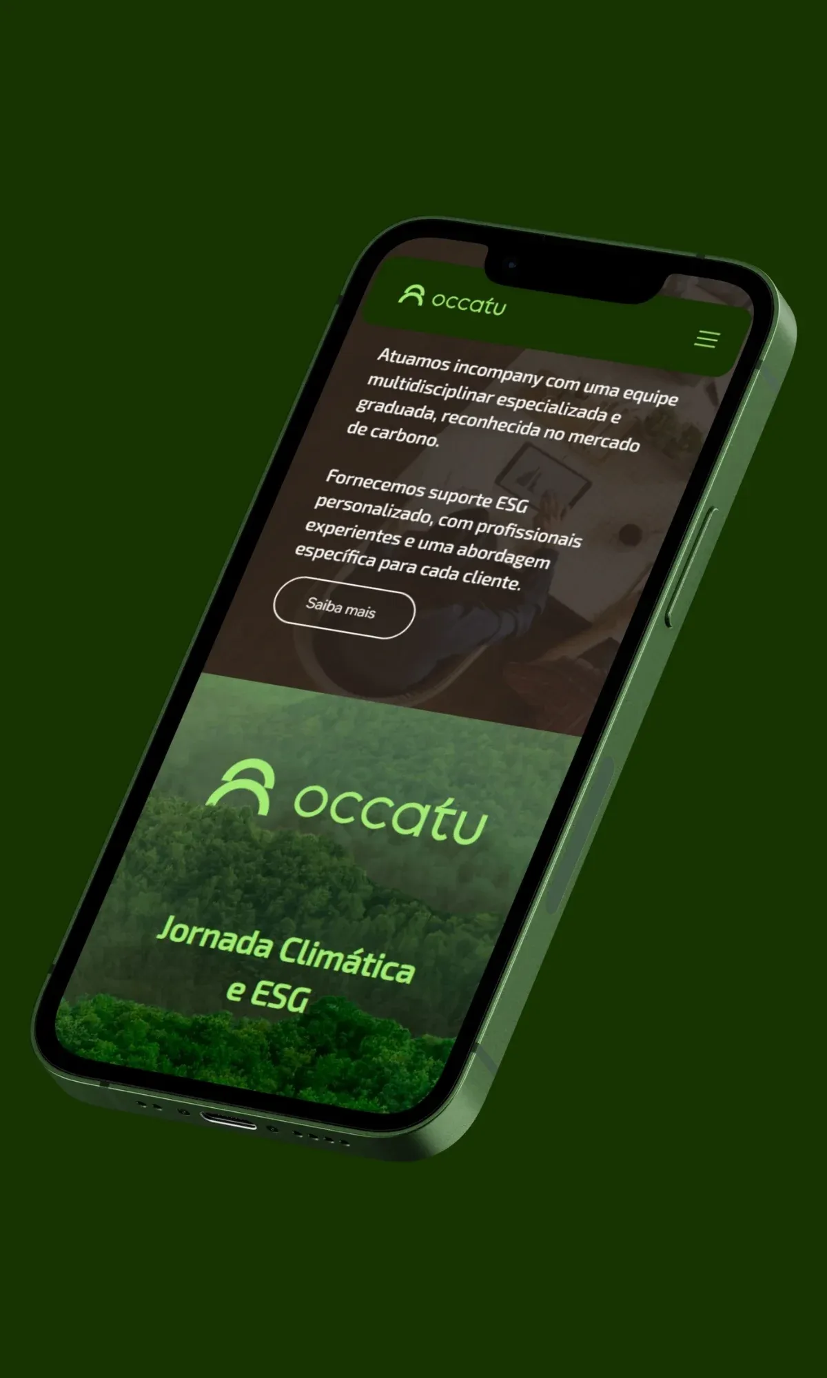 Site em um celular, com o texto sobre a equipe multidisciplinar e a marca Occatu sobre foto de floresta
