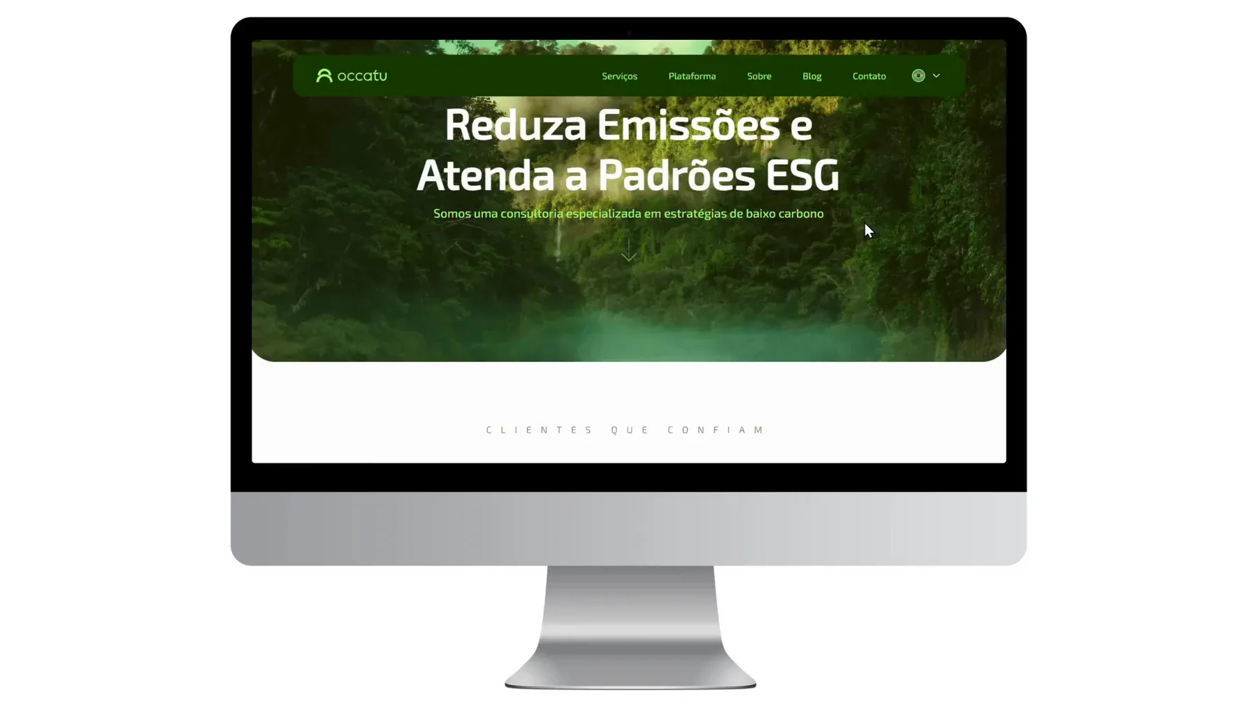 Home da Occatu em um iMac, com a manchete Reduza Emissões e Atenda a Padrões ESG e a faixa Clientes que confiam abaixo